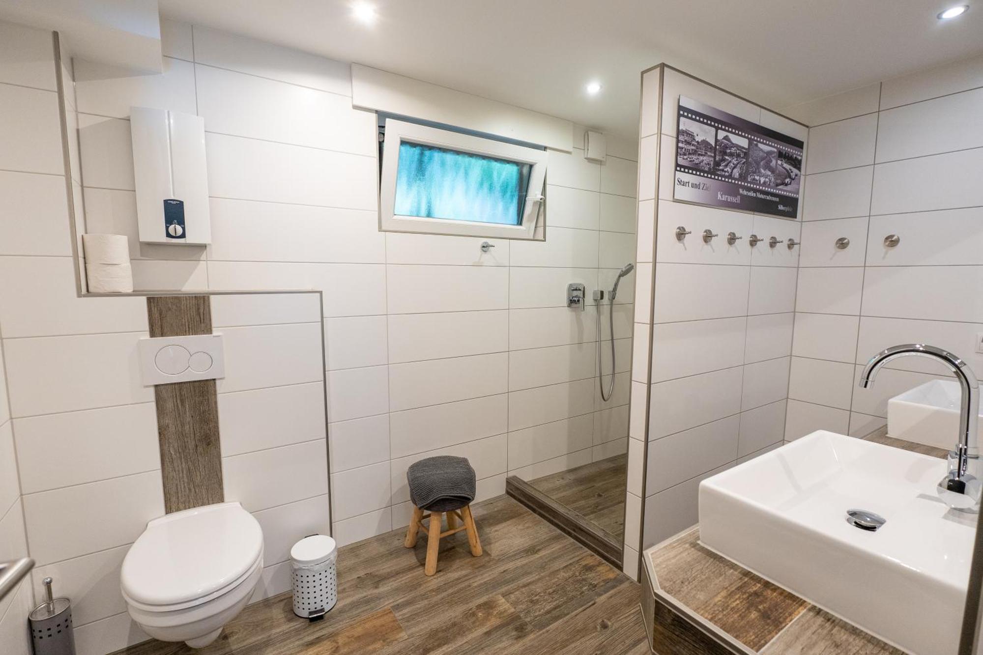Guesthouse Cockpit อาเดเนา ภายนอก รูปภาพ