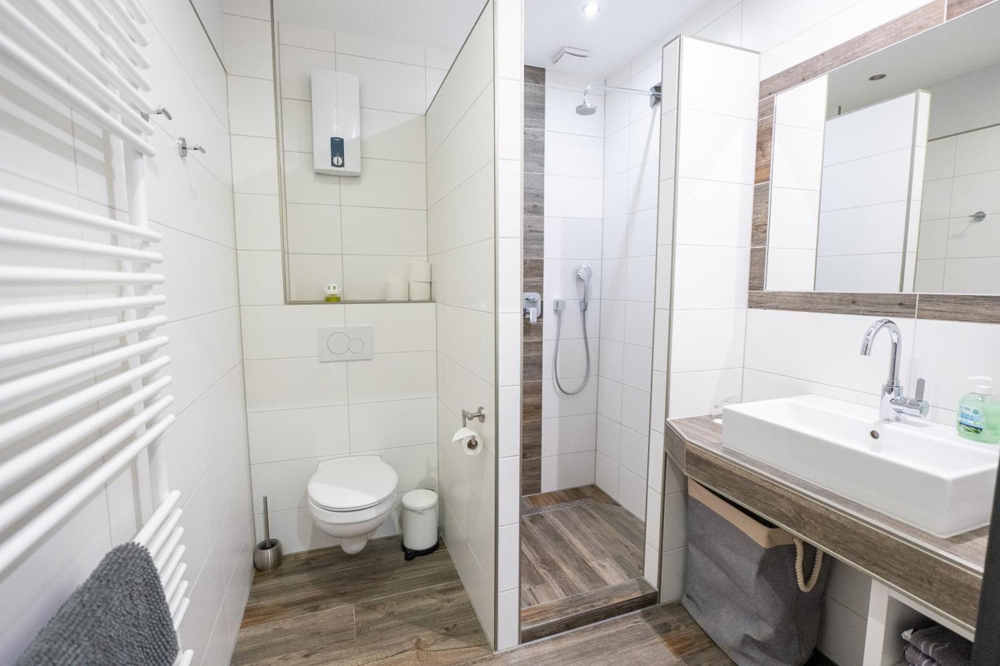 Guesthouse Cockpit อาเดเนา ภายนอก รูปภาพ