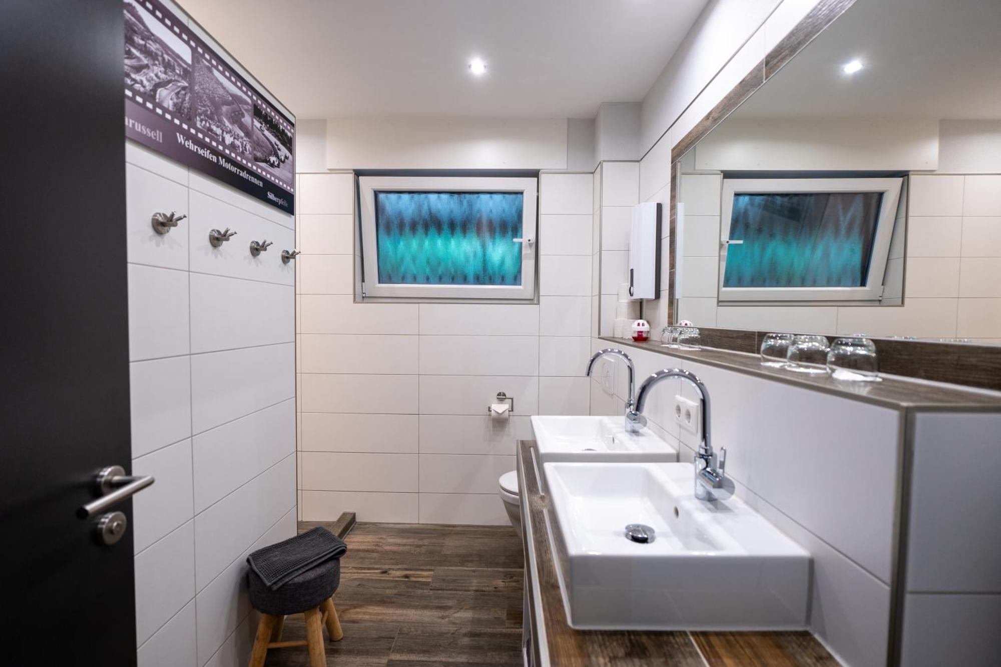 Guesthouse Cockpit อาเดเนา ภายนอก รูปภาพ